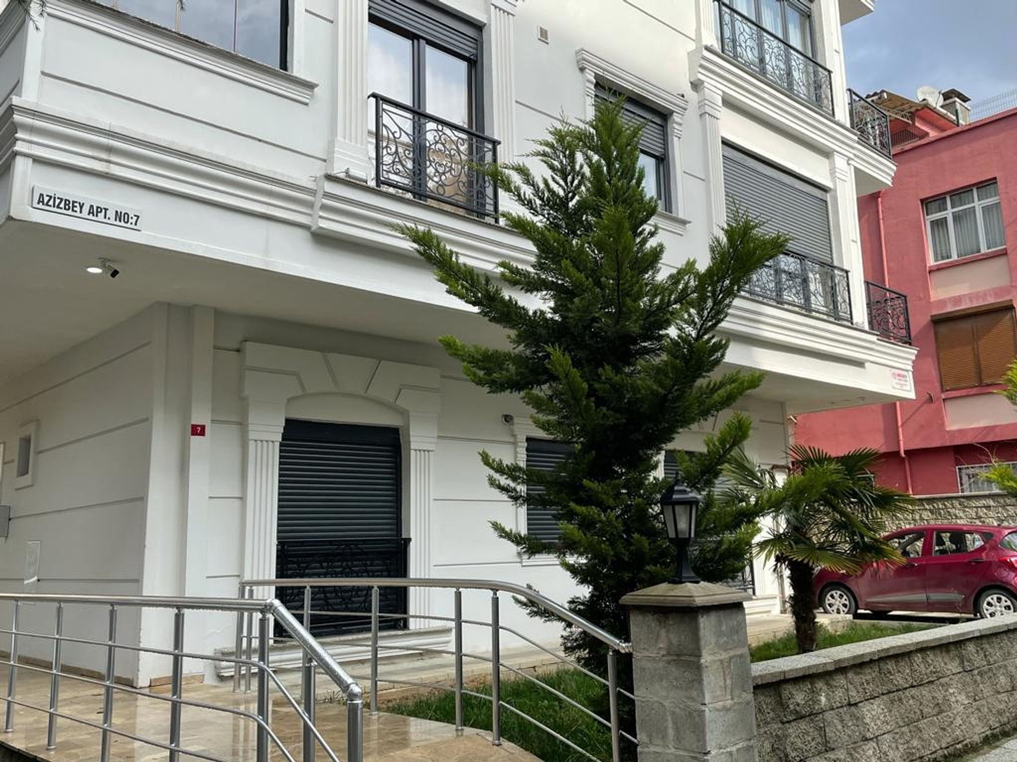 Bostancı Azizbey Apartmanı